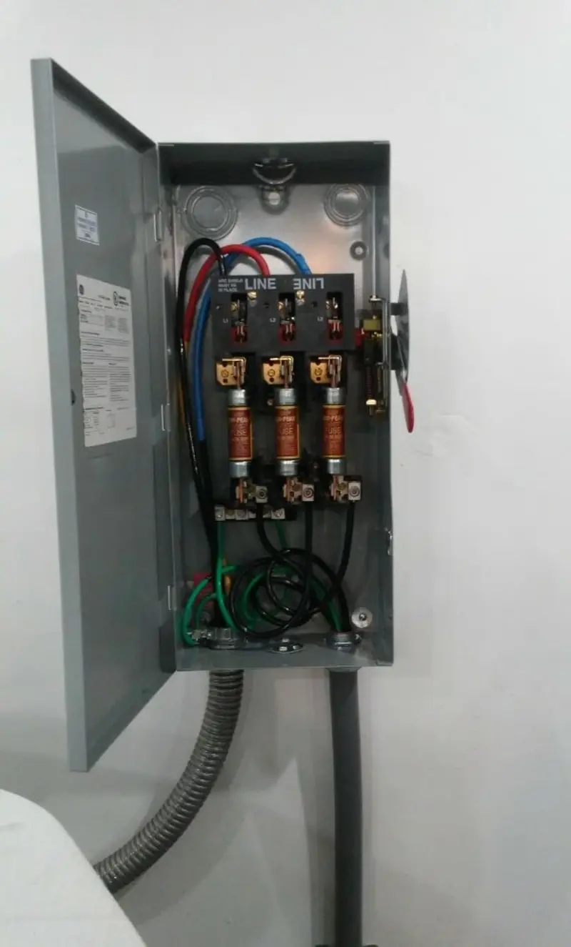 Three-phase disconnect switch installed for Smoke Detector Installation in Las Lomas