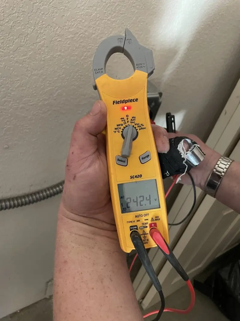 Voltage testing with clamp meter during Generator Installation in Las Lomas